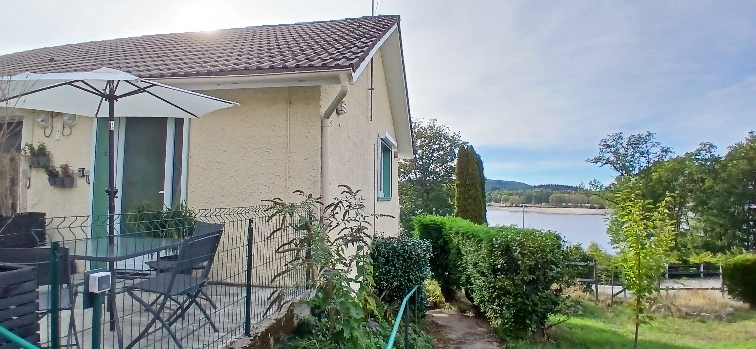 Le Nid – Holiday cottage, sleeps 2, Beaumont-du-Lac, Haute-Vienne: The garden with a view of Lake Vassivière