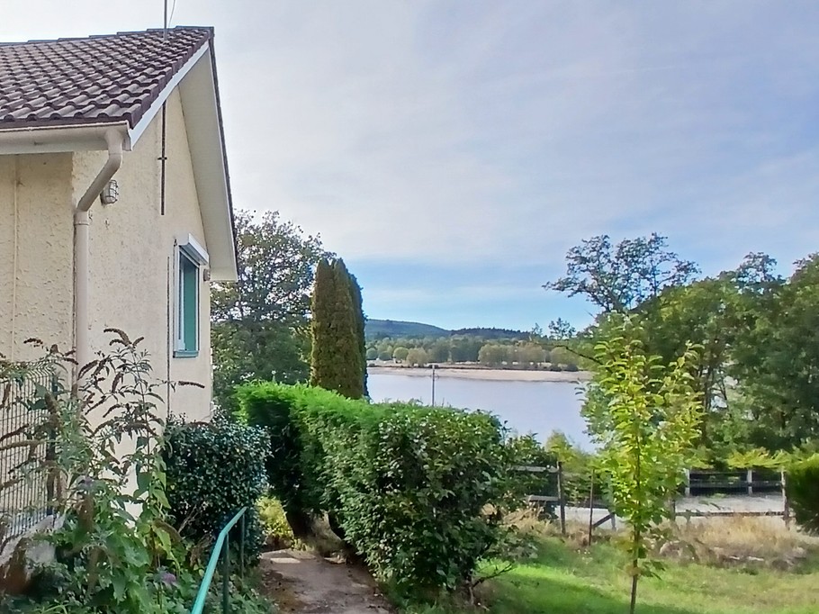 Le Nid – Holiday cottage, sleeps 2, Beaumont-du-Lac, Haute-Vienne: The garden with a view of Lake Vassivière