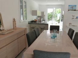 Salle à manger donnant sur cuisine ouverte