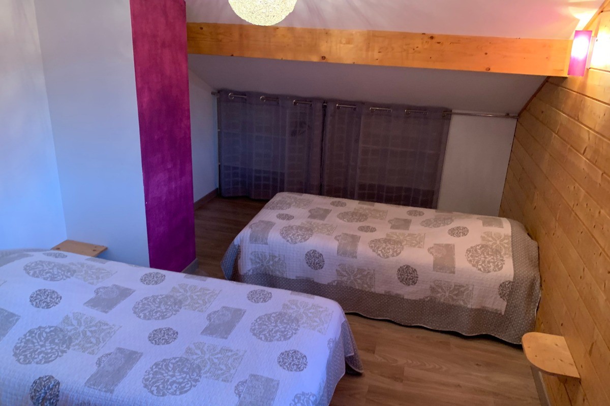 Chambre avec deux lits simples à l'étage