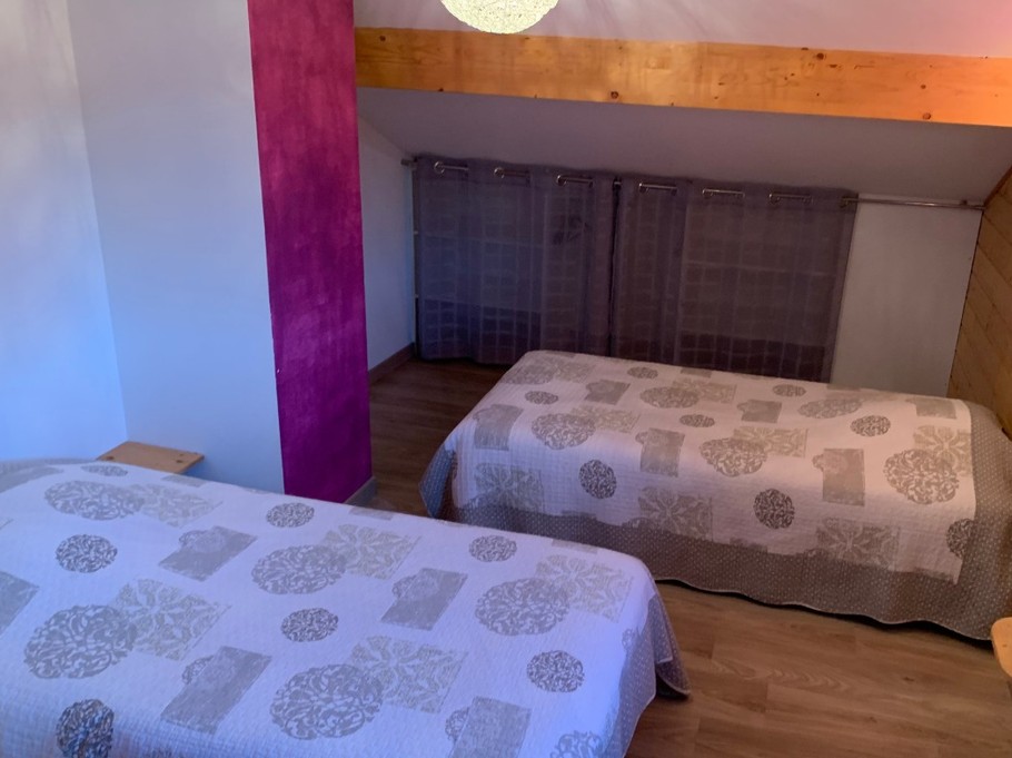 Chambre avec deux lits simples à l'étage