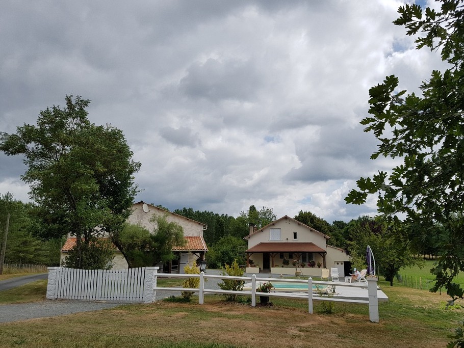 environnement calme près de la forêt