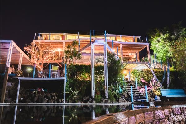 Nature Bleue, vue de nuit, les meublés sont situés au rez-de-jardin de la villa