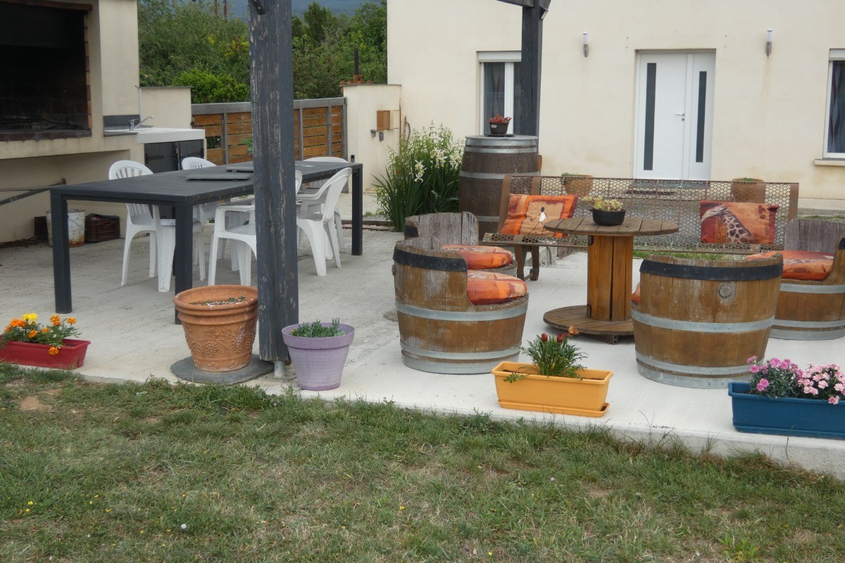 le coin repas et detente de l'extérieur