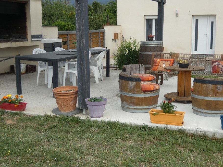 le coin repas et detente de l'extérieur