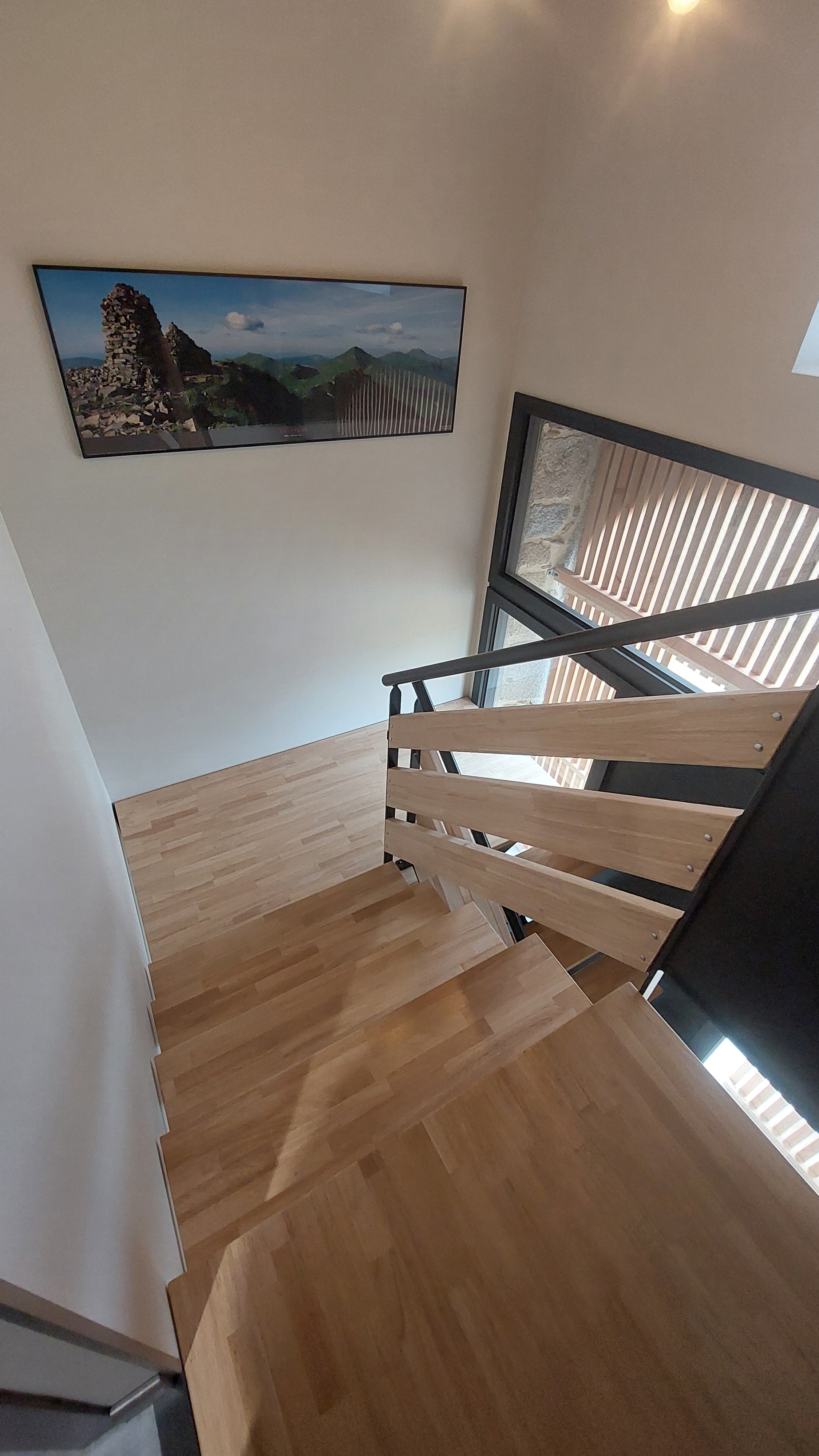 Détail d’un élément moderne du gîte, illustrant l’alliance entre authenticité et confort contemporain