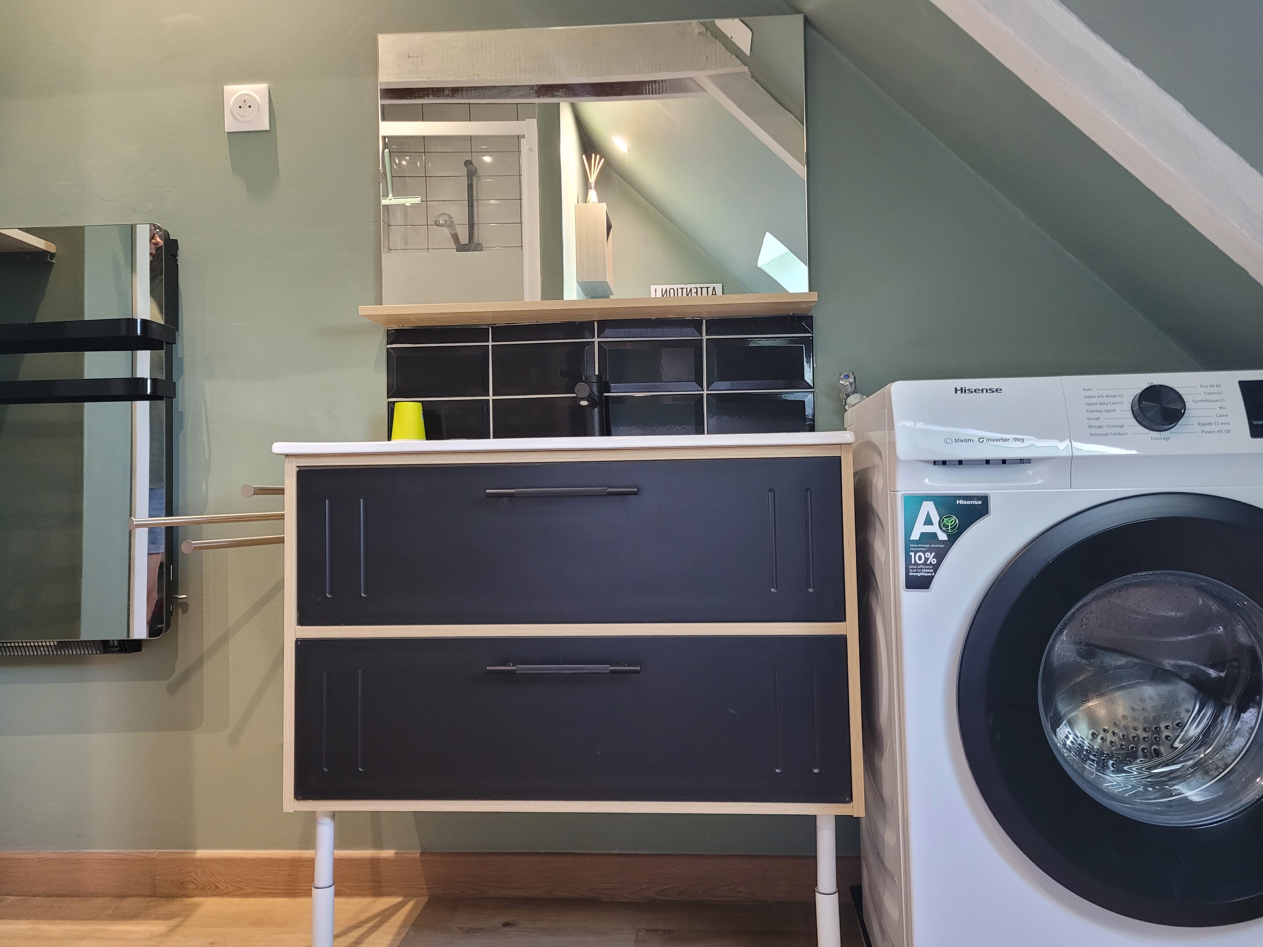 BIGOT, Pludual, Clévacances holiday rental, bathroom with shower, washbasin, toilet and washing machine