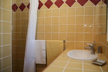 Salle d'eau 2 avec un lavabo et une douche italienne