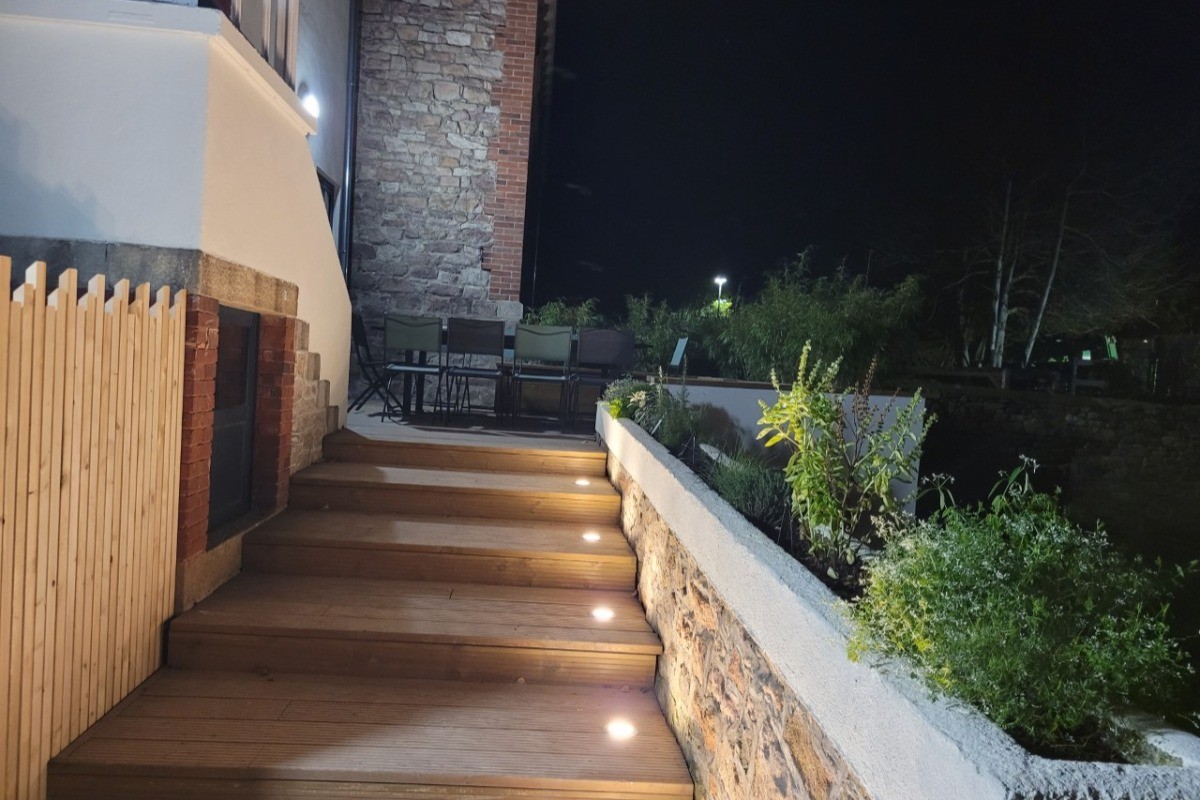TI Laouen, Clévacances, la terrasse vue de nuit