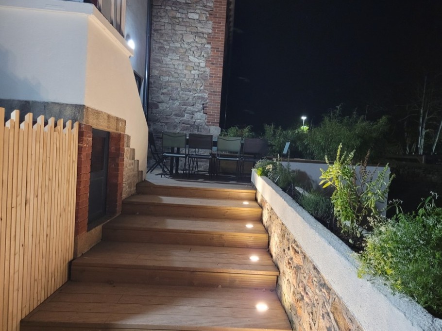 TI Laouen, Clévacances, the terrace seen by night