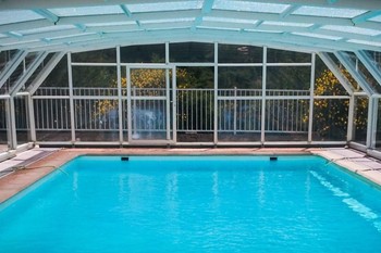 piscine couverte en commun avec 4 gites