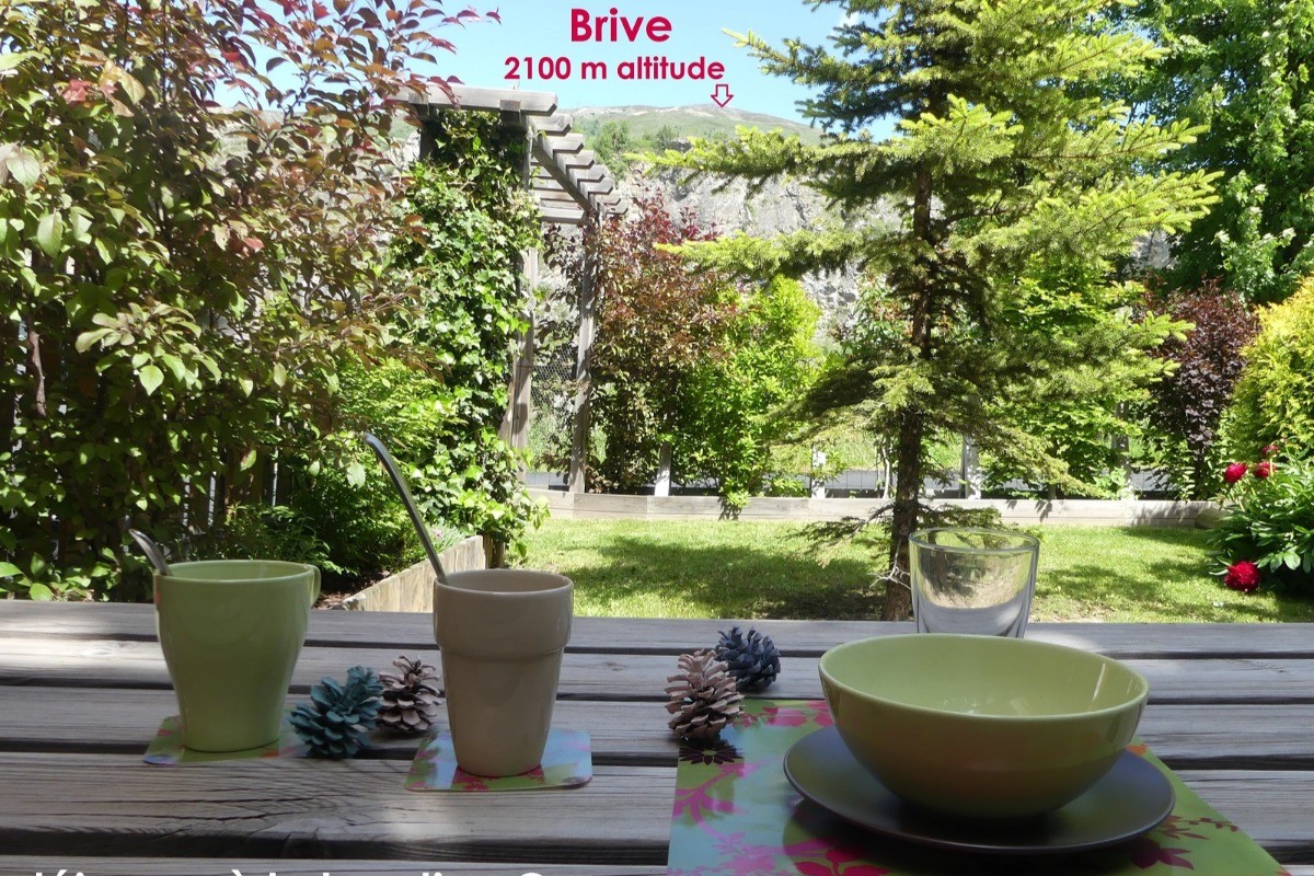 déjeuner en altitude, jardin de la location Casareva
