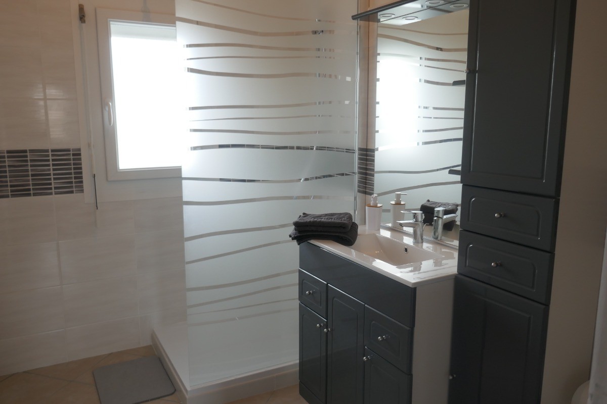 Salle d'eau à l'étage avec WC