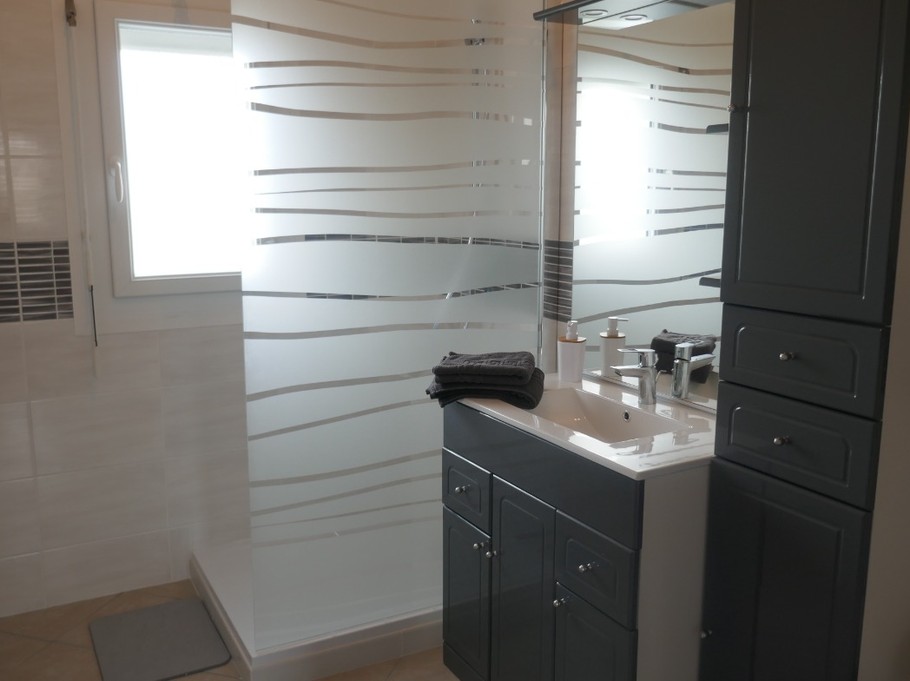 Salle d'eau à l'étage avec WC