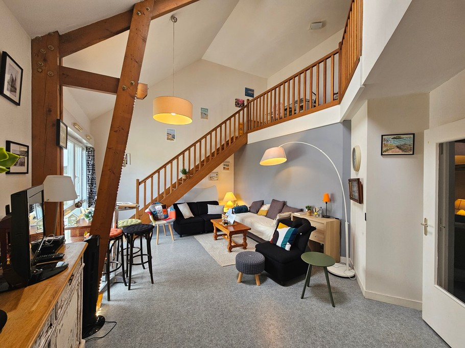 Pièce de vie très agréable, haute de plafond et lumineuse avec salon et bureau. Cuisine ouverte.