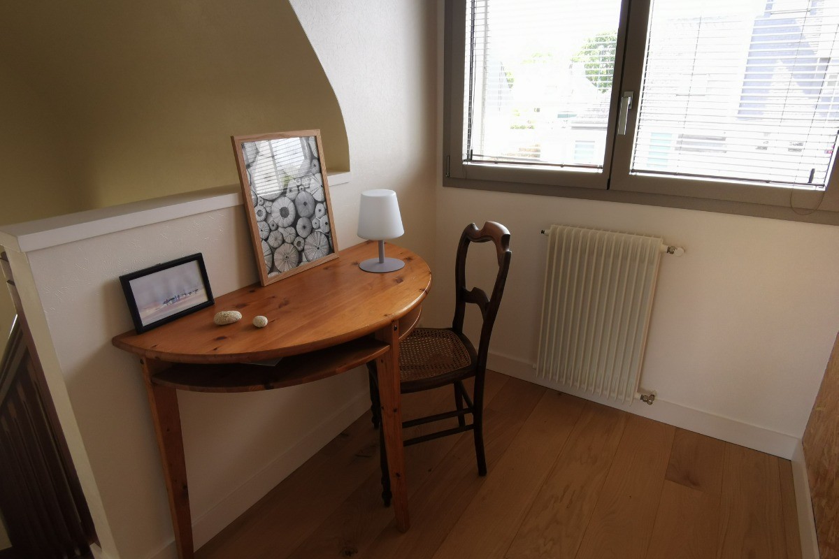 Palier de l'étage avec bureau