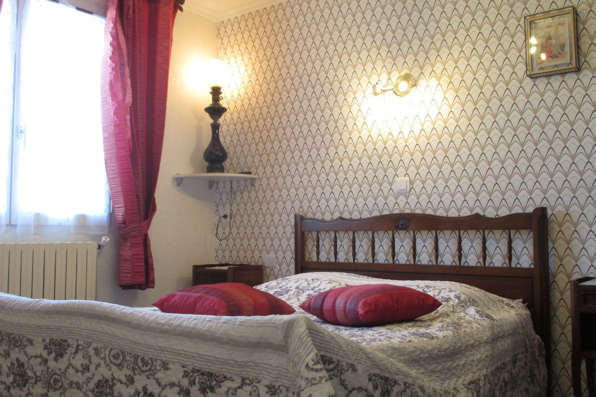 LORANT, Chambre d'hôtes, Clévacances, 1ère chambre avec lit 140 avec télévision