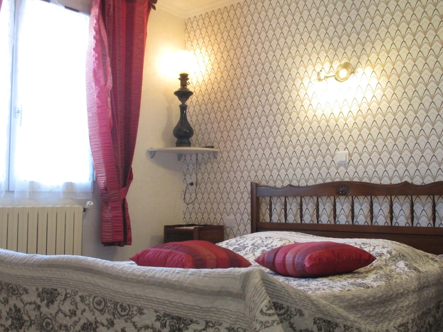 LORANT, Chambre d'hôtes, Clévacances, 1ère chambre avec lit 140 avec télévision