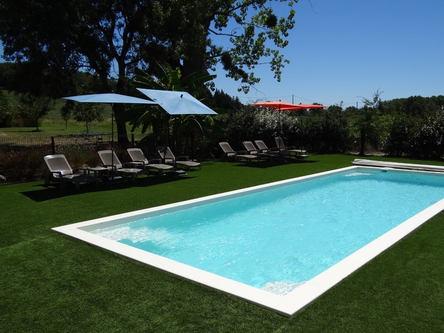 Piscine et sa plage