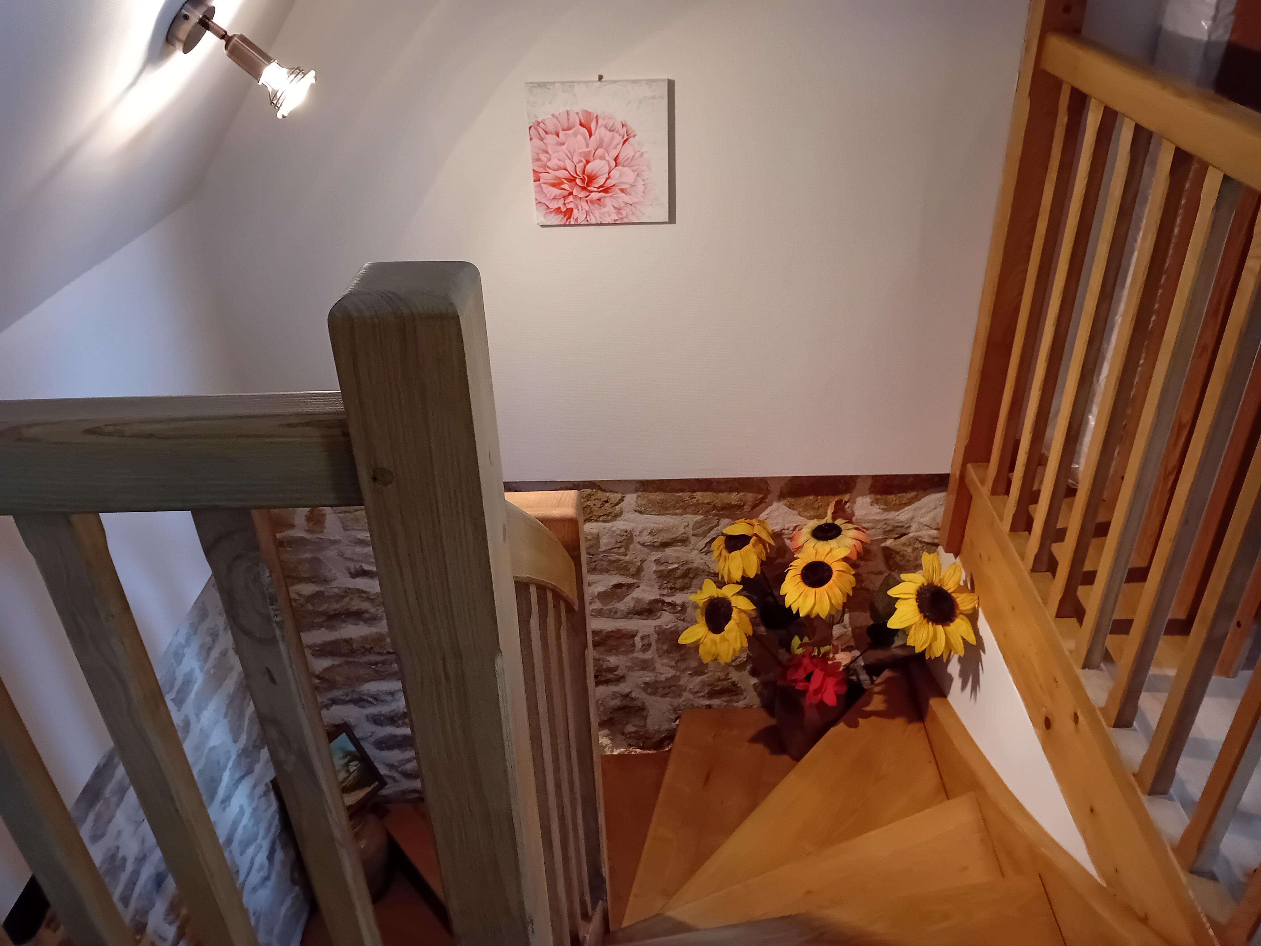 Accès aux chambres à l’étage, dans un cadre chaleureux et calme