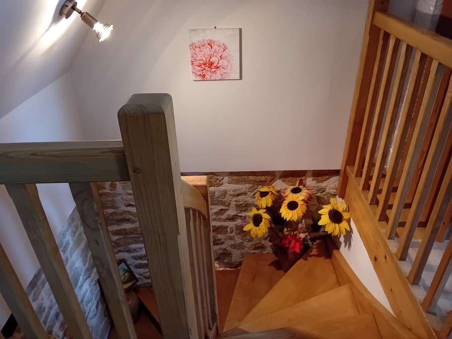 Accès aux chambres à l’étage, dans un cadre chaleureux et calme