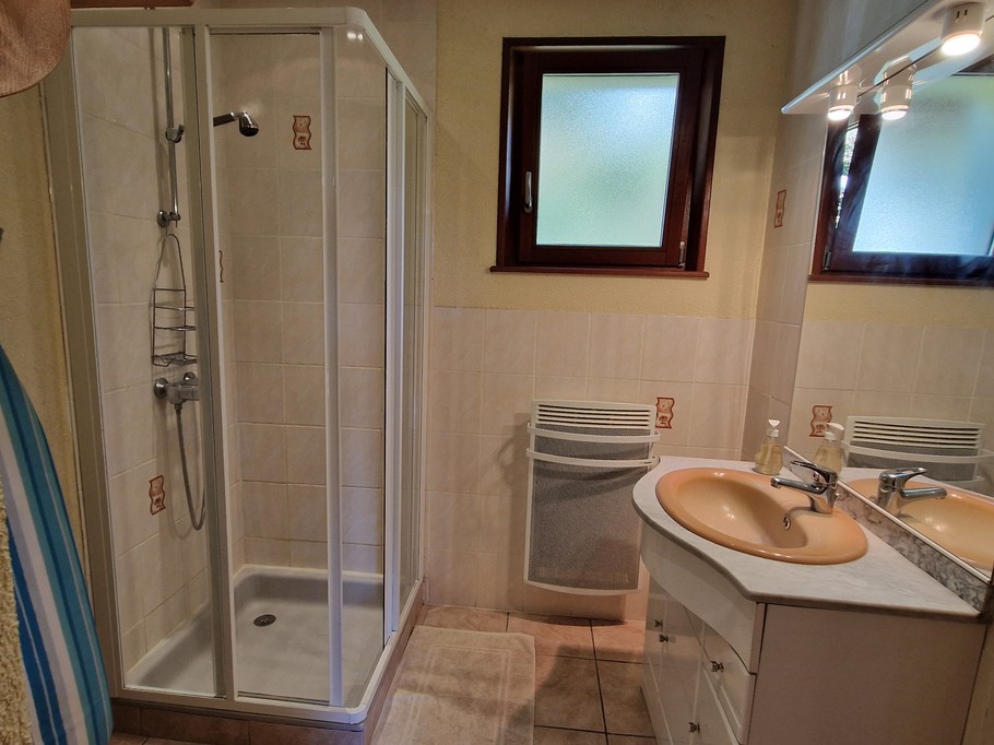 Shower room - Gentiane holiday cottage