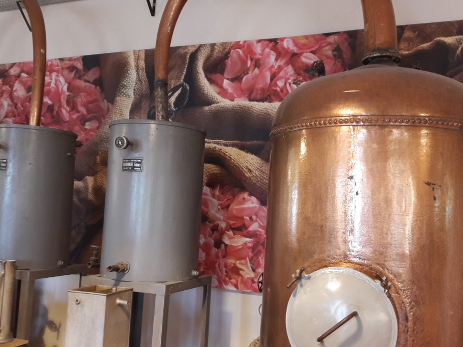 PARFUMERIES DE GRASSE A 9KMS DONT BEAUCOUP D ENTRE ELLES SONT NOS PARTENAIRES ( reductions...)