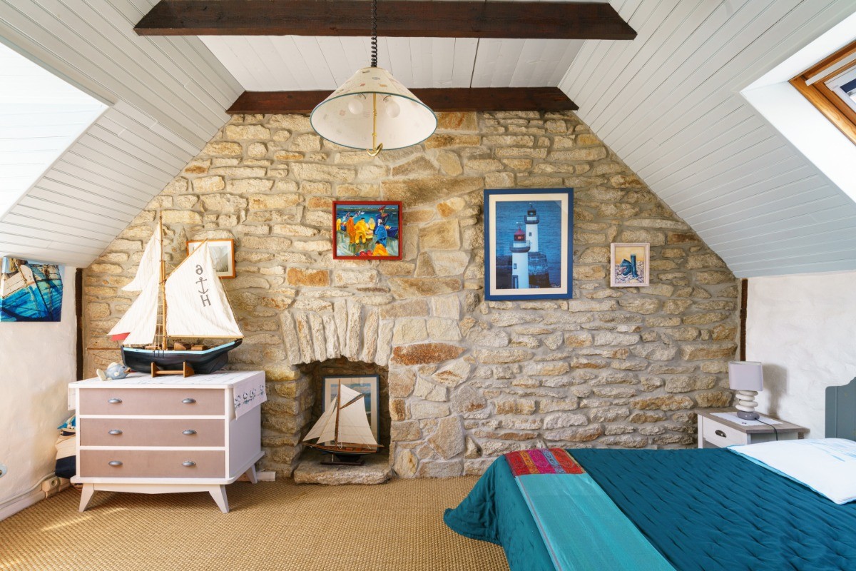 A l'étage une chambre avec un lit 160