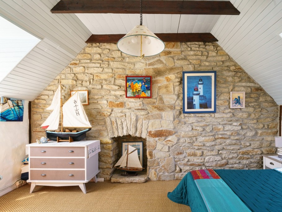 A l'étage une chambre avec un lit 160