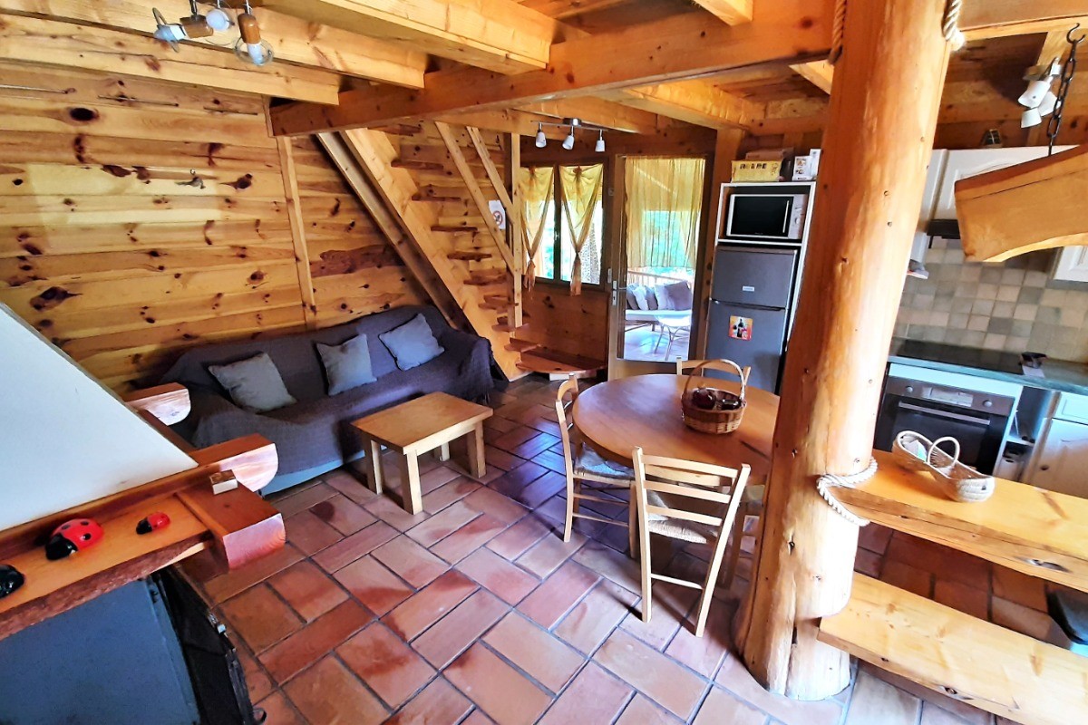 Cuisine équipée - cheminée avec poêle à bois.