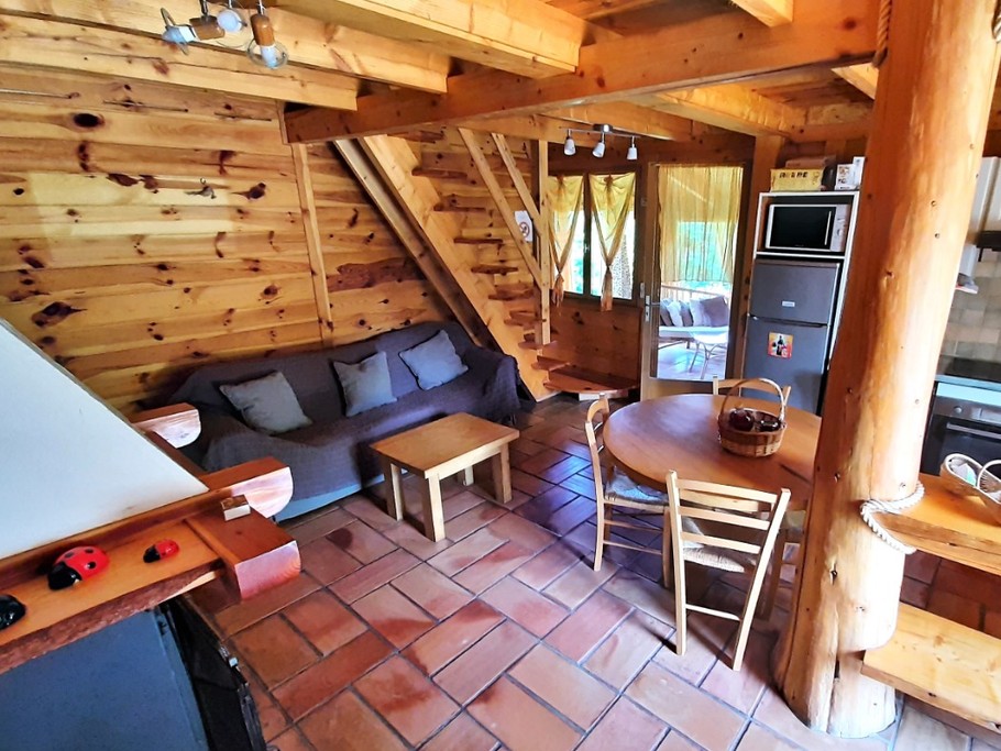 Cuisine équipée - cheminée avec poêle à bois.