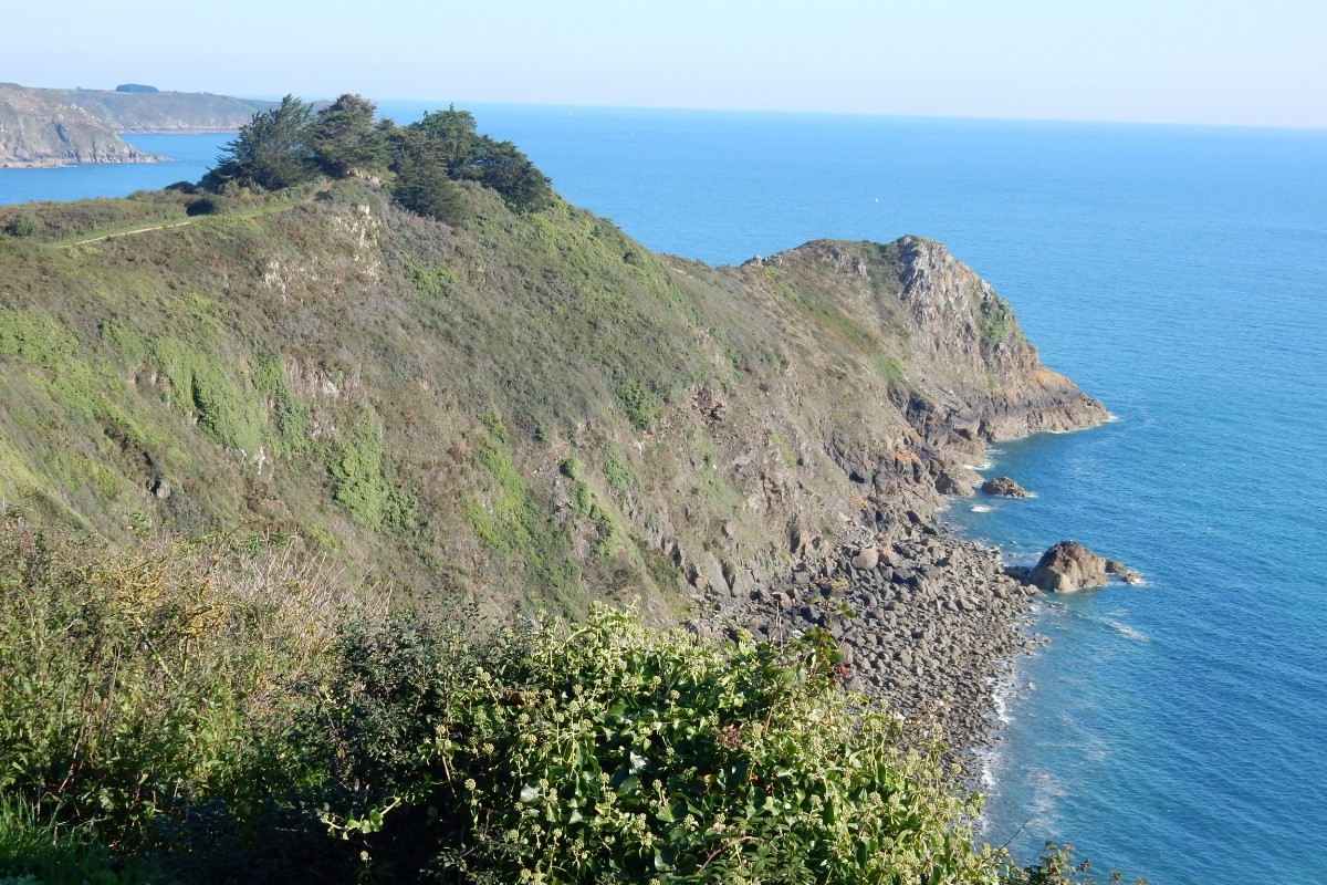 vue directe sur la Pointe de La Tour au bout de la cour