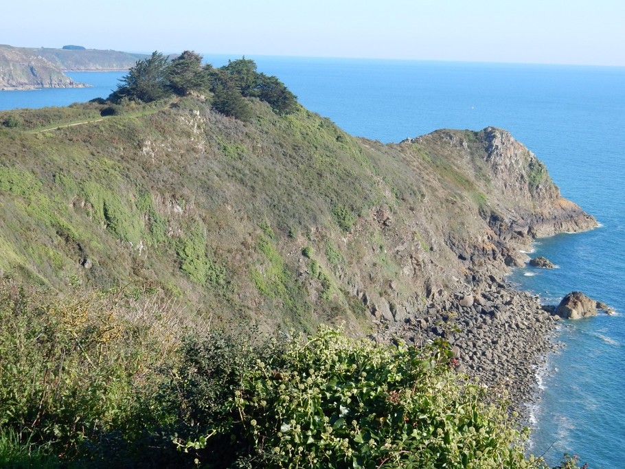 vue directe sur la Pointe de La Tour au bout de la cour