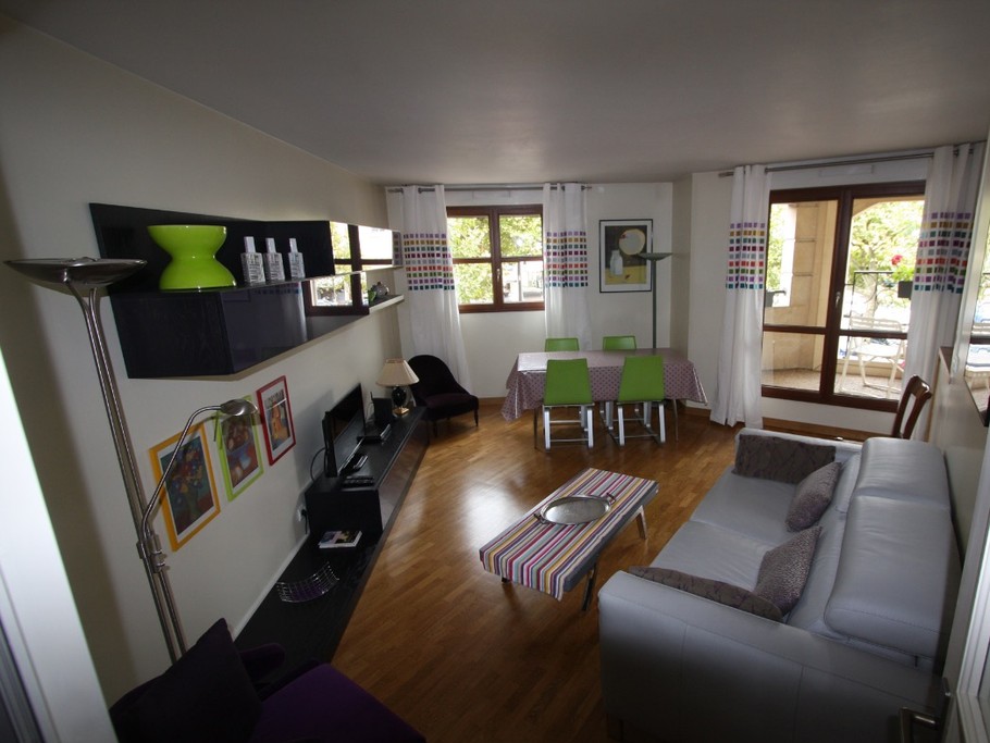 Salon avec canapé cuir convertible