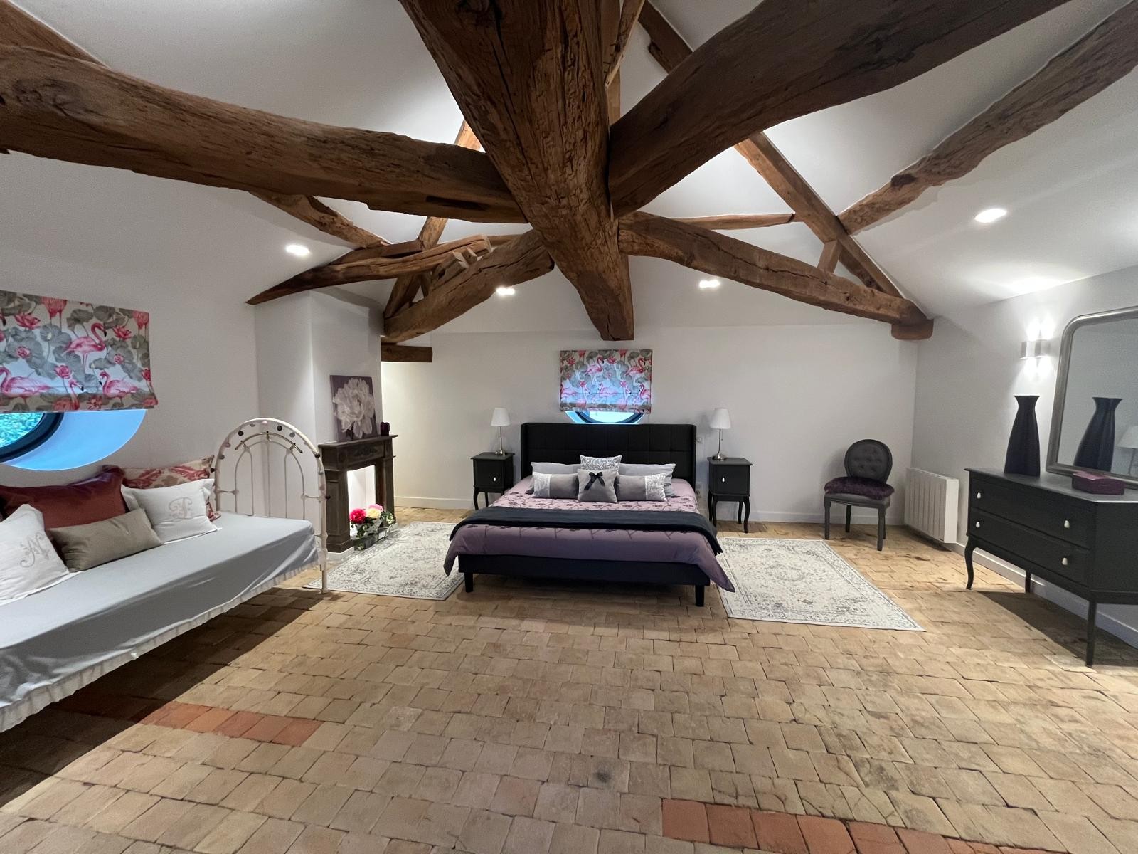 Chambre à l'étage dans l'ancien pigeonnier de la propriété