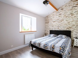 Bedroom with Queen size bed (160).