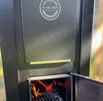 Poêle à bois du bain nordique 
OPTIONNEL : 50€ LA SÉANCE d'1 HEURE / PEIGNOIRS INCLUS