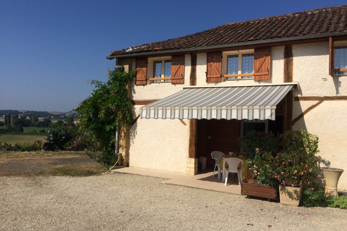 Notre gîte et sa terrasse