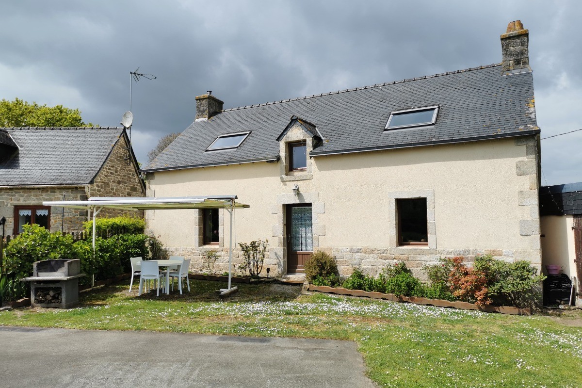 Extérieur avec salon de jardin et barbecue