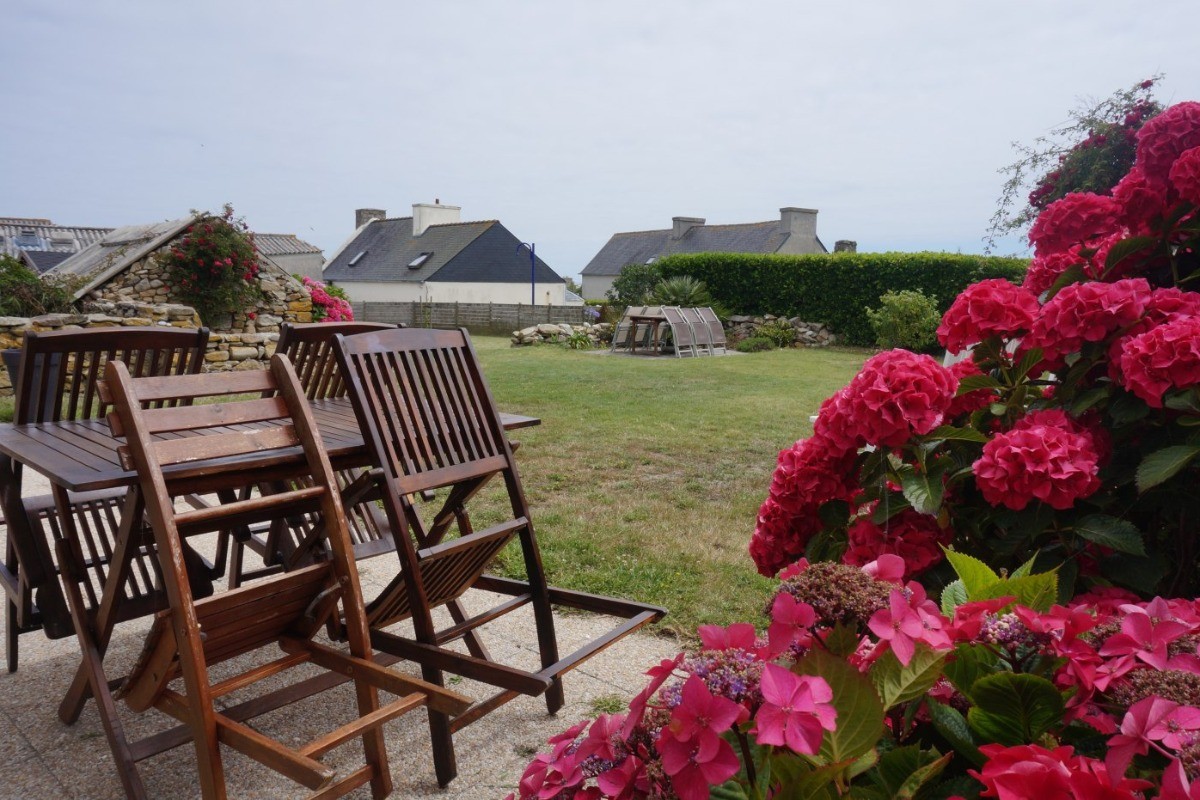 Jardin avec 2 terrasses et salons de jardin
