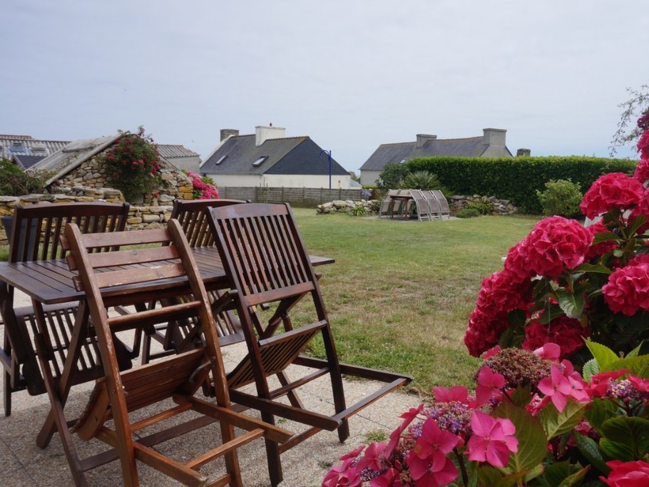 Jardin avec 2 terrasses et salons de jardin