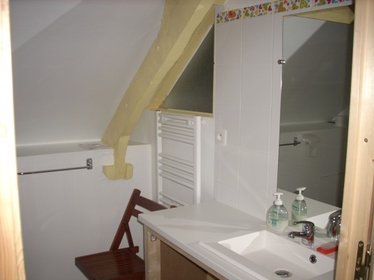 Salle d'eau du dortoir à l'étage