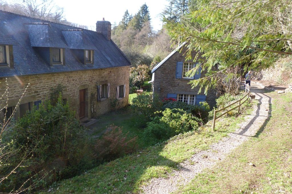 ancien moulin dans un parc de 2 hectares boisé et bordé par une rivière
