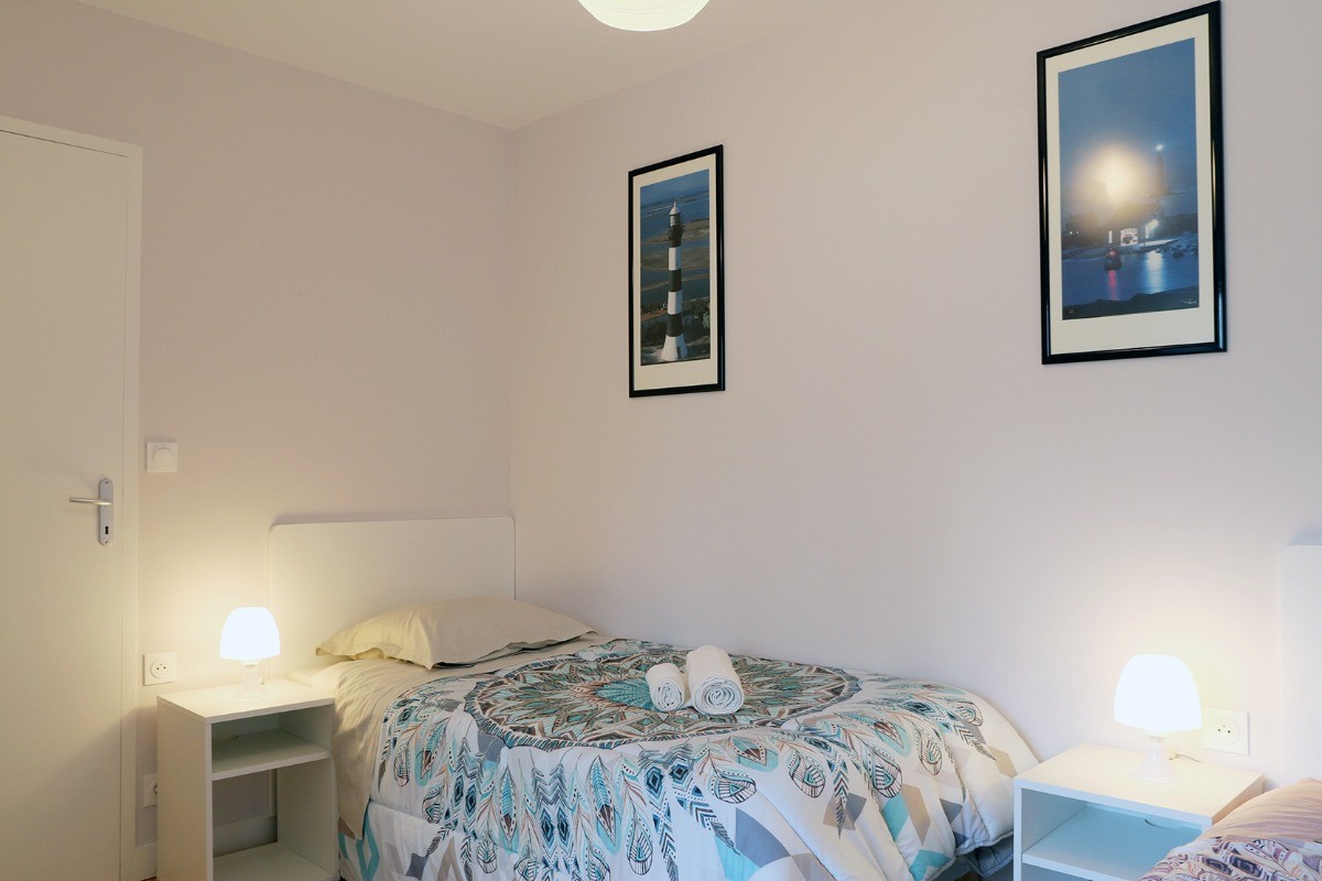 Room with 2 single beds 90 X 190, street side