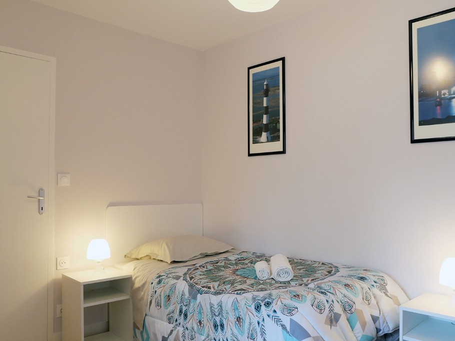 Room with 2 single beds 90 X 190, street side