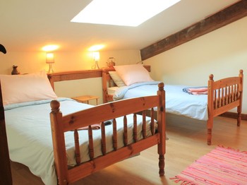 A l'étage, une deuxième chambre double avec lits jumeaux