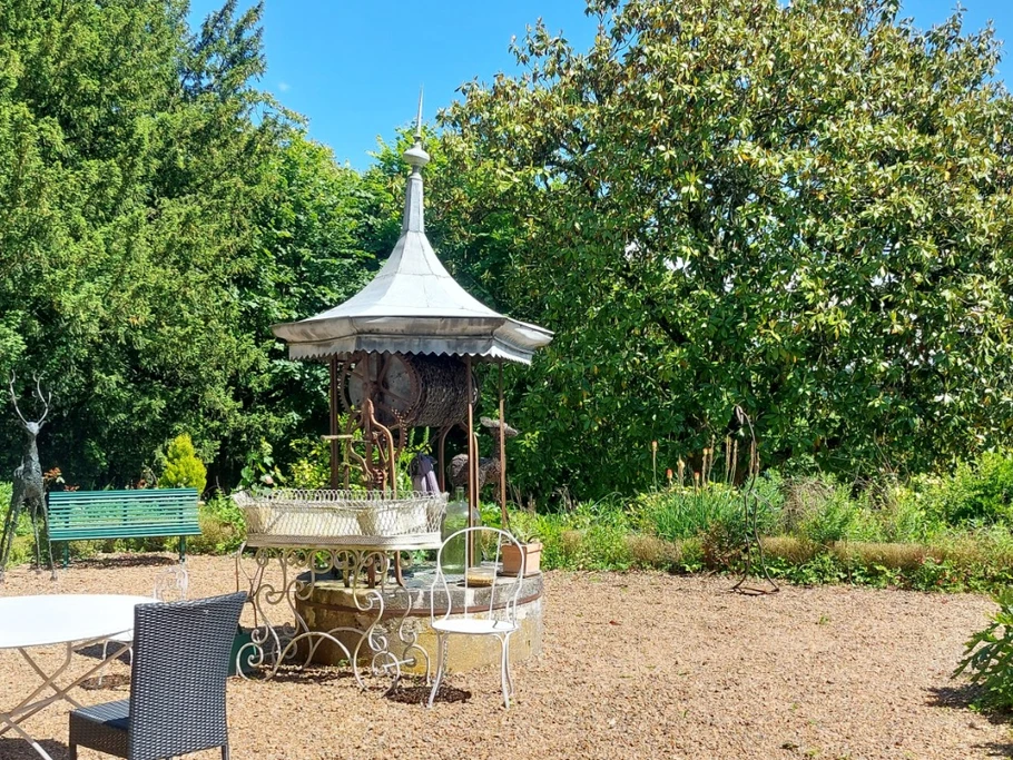 Terrasse avec salon de jardin. Vue plongeante sur le Domaine de La Gavolerie