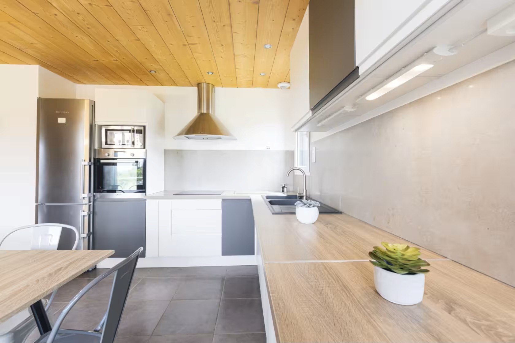 Open-plan kitchen and living room – Chalet Emma, with views of Gérardmer and its lake