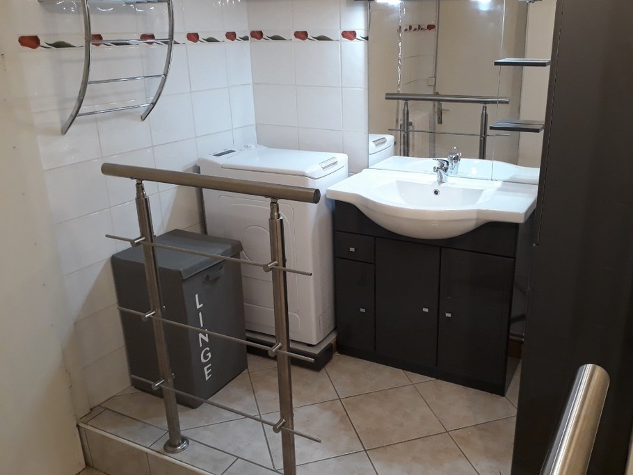 La salle d'eau originale avec ses barrières sécurisant le passage