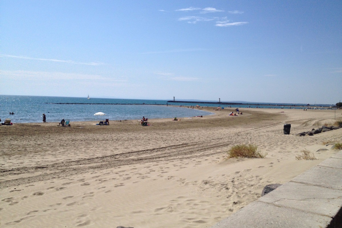 la plage devant la maison à droite